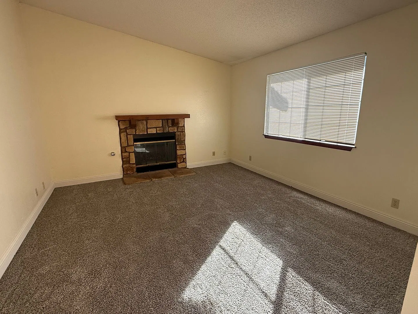 Apple Valley, Spacious 3 Bedrooms, 2 Bathrooms, New Carpet & Paint — Photo 2
