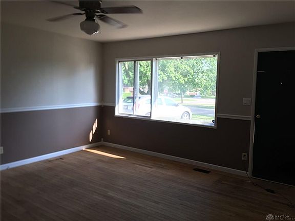 4th image of 945 Carole St
