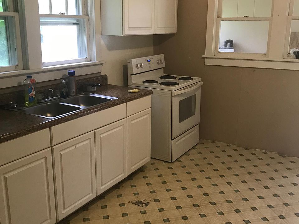 This picture is old. We recently put in laminate flooring throughout the kitchen area.