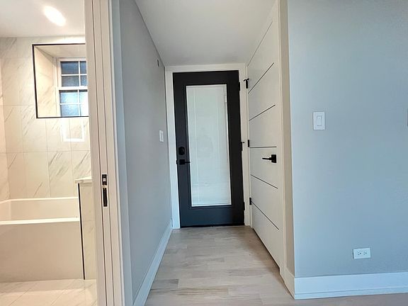 5th image of 1828 W Evergreen Ave #2