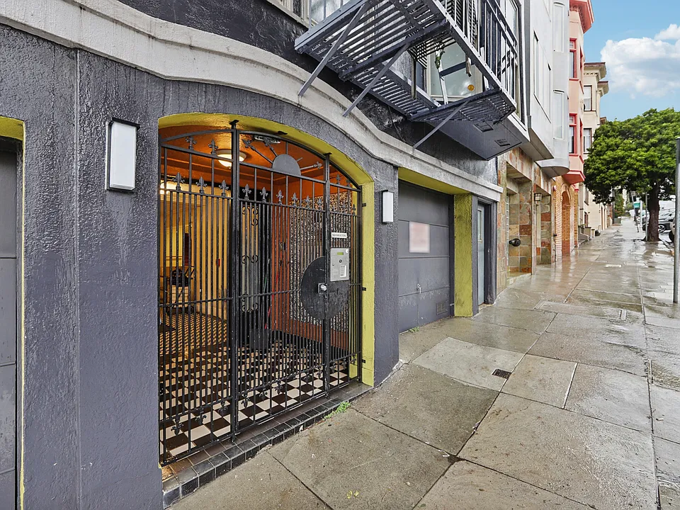 Main entrance door of the apartment building at 1260 Broadway, San Francisco, CA 94109, USA