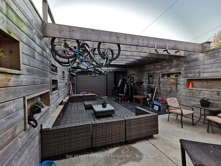488 Manning Ave #BASEMENT — Photo 12