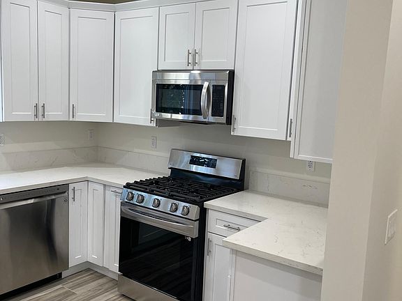 4th image of 23044 Victory Blvd