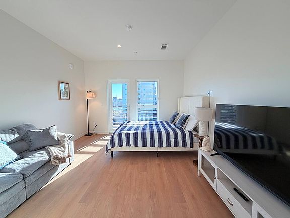 3rd image of 977 S Catalina St #206