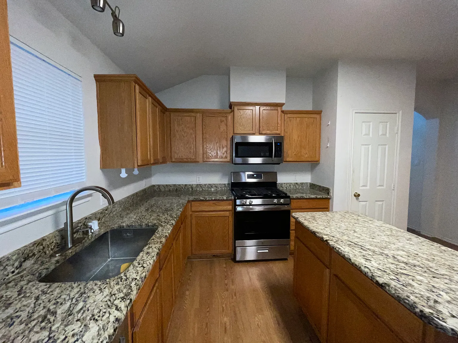 4 bed, 2033 sqft, $2,400 — Photo 4