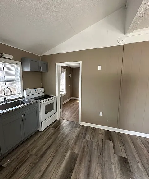 1587 Scranton Ave #B — Photo 1