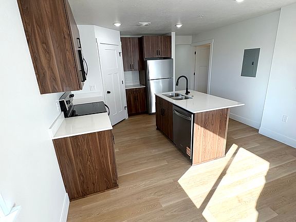 3rd image of 950 Valentine Ln Building 5