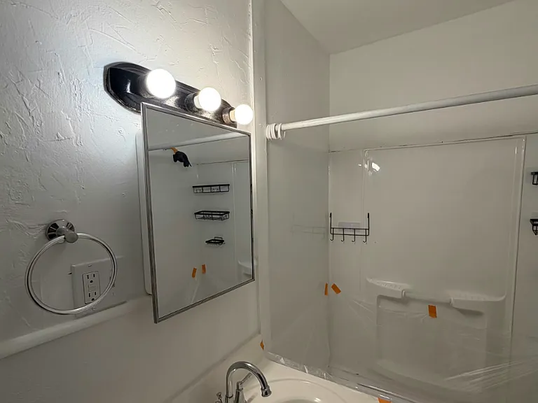 75 Crapo St New Bedford Spacious 3 Bedroom / 1 Bath New Appliances, Near the Beach! — Photo 23