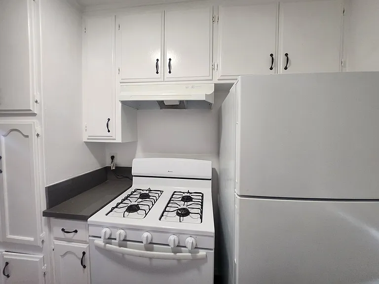 425 N Hobart Blvd — Photo 49