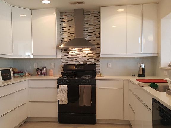 Modern Kitchen with lots of cabinets & newer appliances