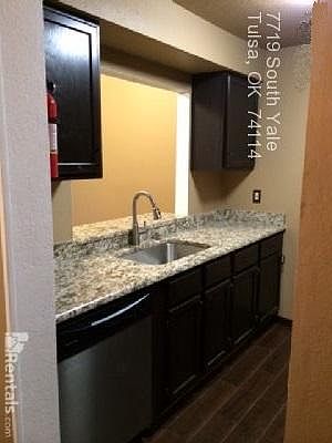 granite counter-tops / ss appliances