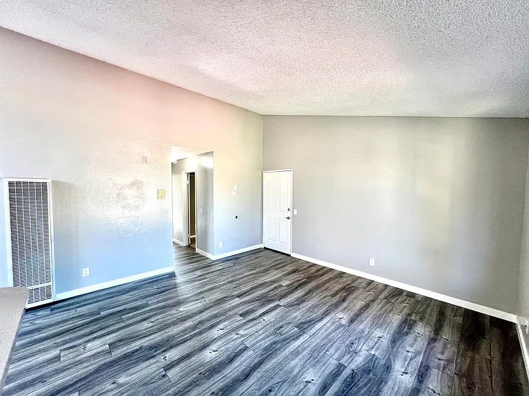 2211 Cedar Ave #302 — Photo 8