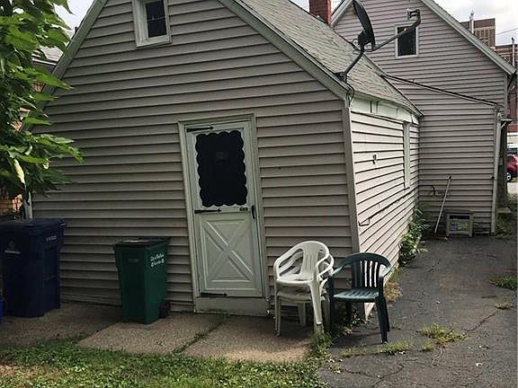 4th image of 142 Kehr St