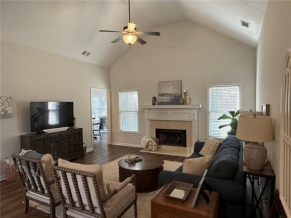 4th image of 304 Maple Grove Ct