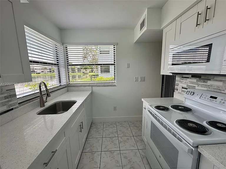 960 N Franklin Ave #960G — Photo 8
