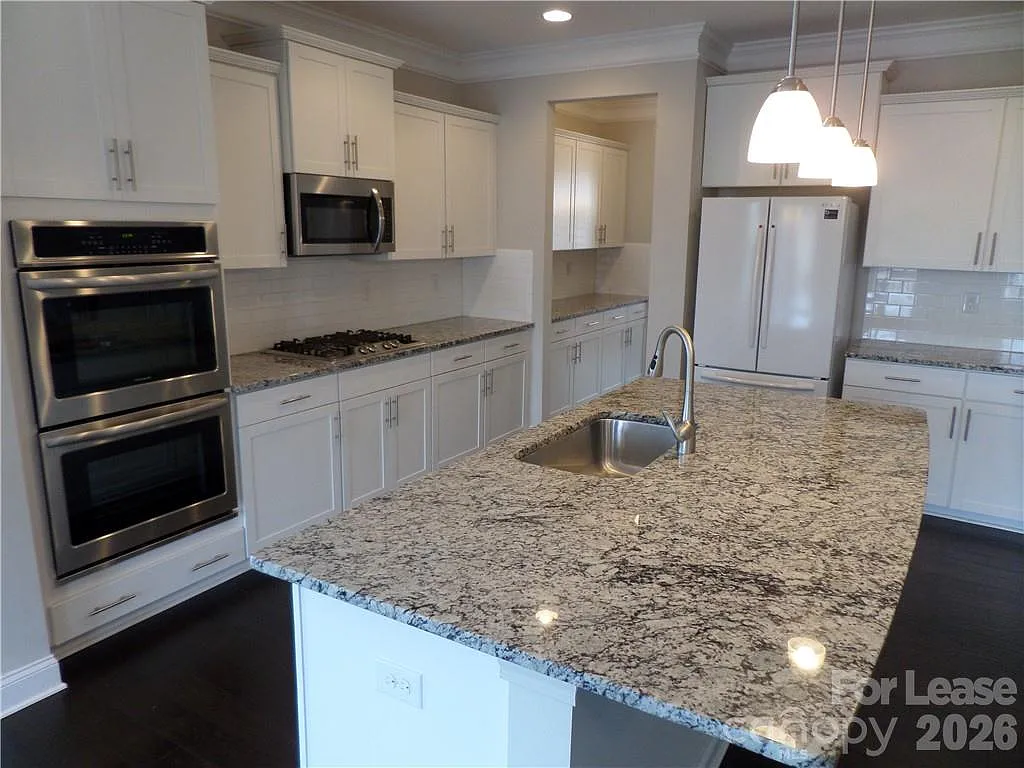 4 bed, 3.0 bath, 3240 sqft, $2,995 — Photo 2