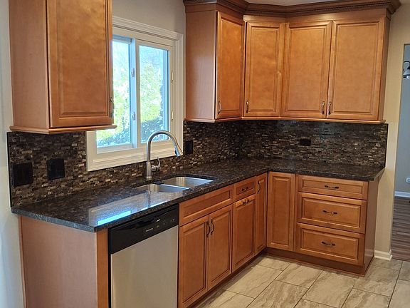 3rd image of 8 E Harbor Dr