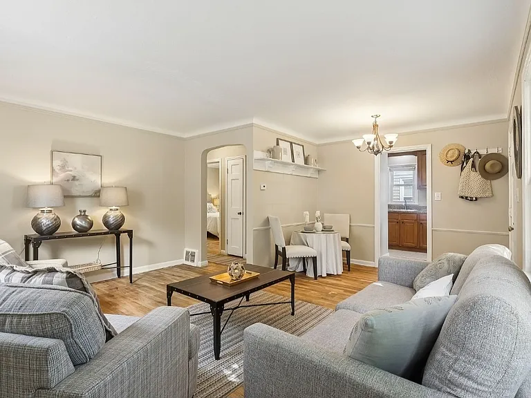 446 Huntmere Dr — Photo 3