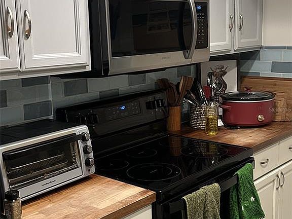 3rd image of 913 SW 57th Dr