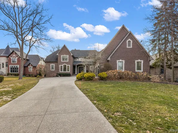 27857 Elba Dr, Grosse Ile, MI 48138