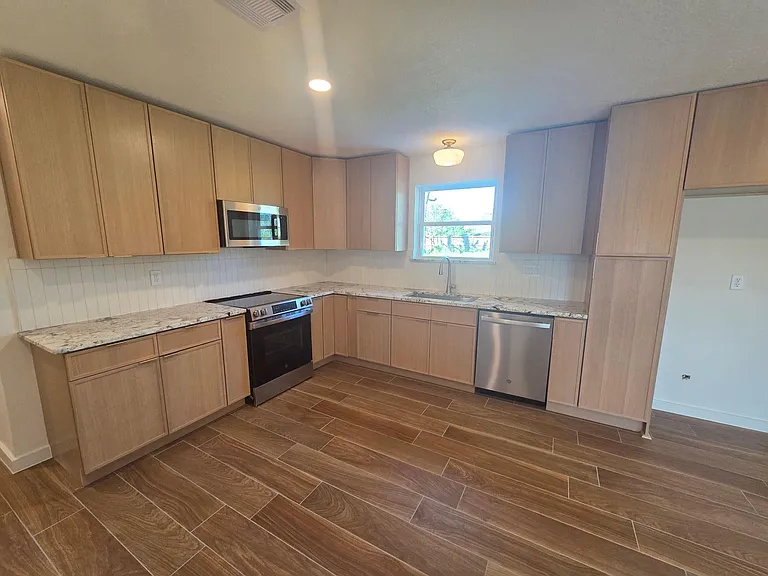 803 Coleman St — Photo 5