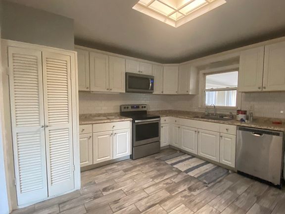 EIK Kitchen with skylight (fridge is there, to the right of dishwasher, missing from photo