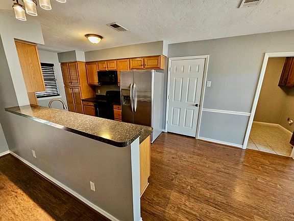 5th image of 2840 Oak Forest Dr