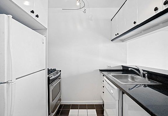 4th image of 150 W 56th St APT 2806