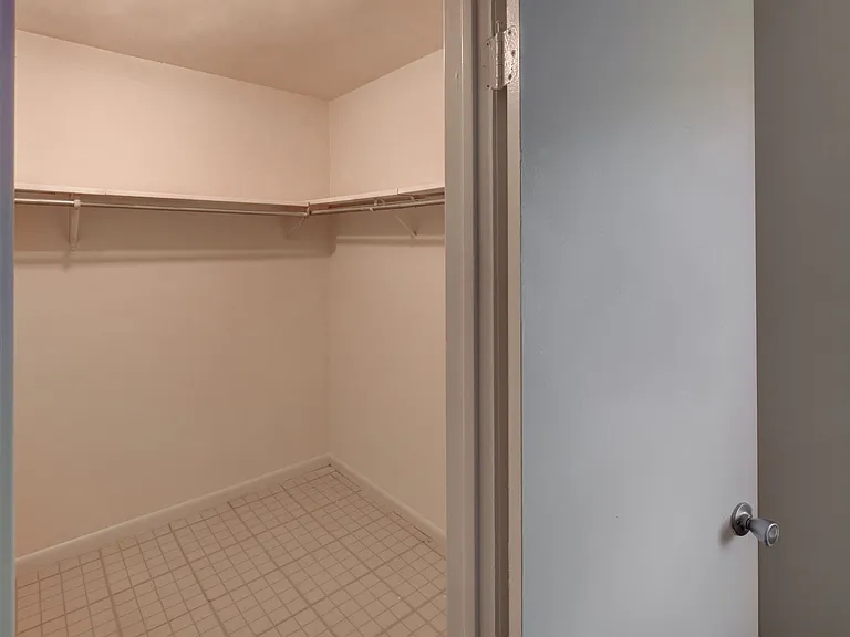 Vantage Apartments — Photo 22