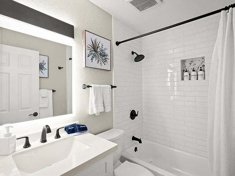 Hall Bathroom 
Tub & Shower Combo
LED Mirror
