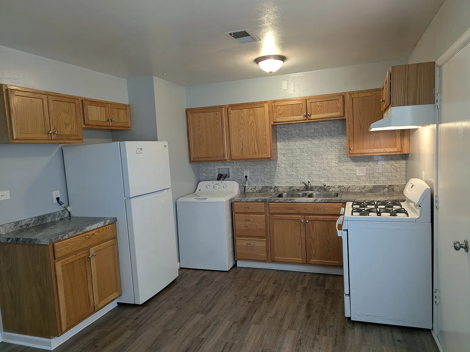 3 bed, 888 sqft, $1,400 — Photo 3