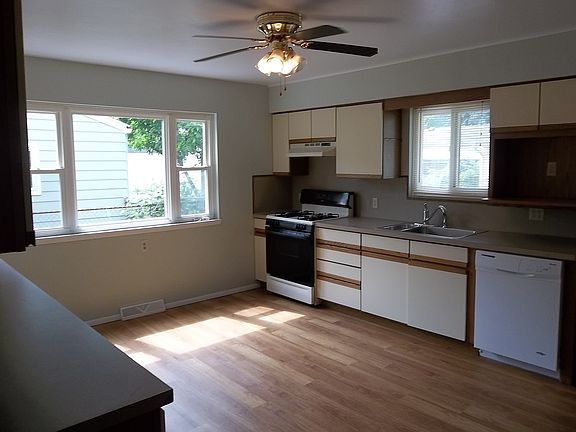 Large Eat-in Kitchen