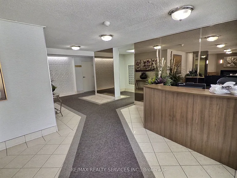 18 Knightsbridge Rd #1812 — Photo 4