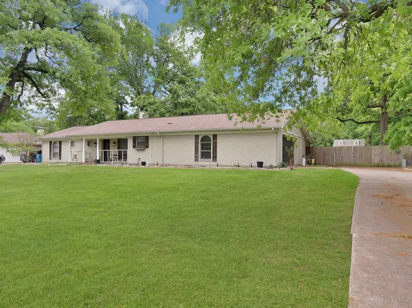 126 Oak Ln, Burleson, TX 76028