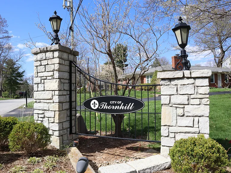 2331 Thornhill Rd — Photo 5