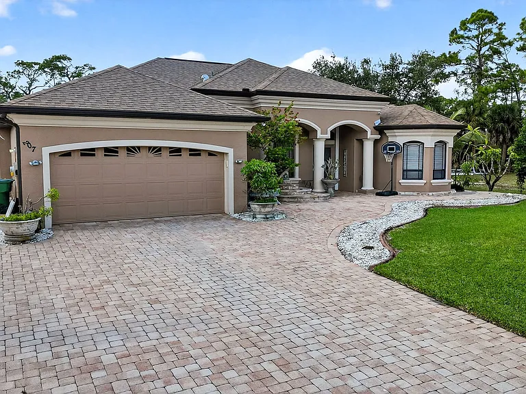 207 Kindred Blvd — Photo 17