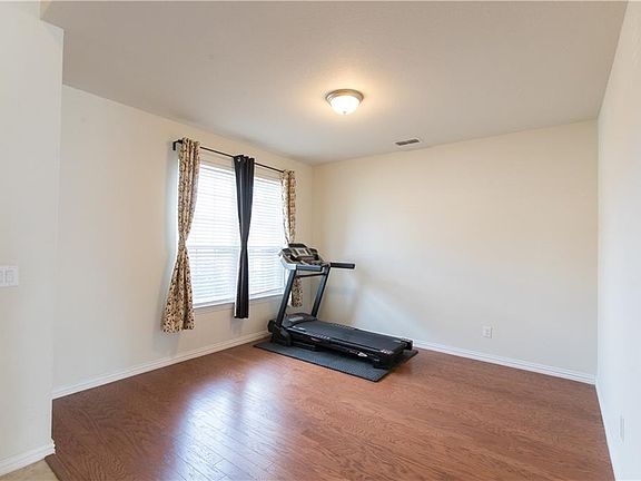 4th image of 504 Keel Ln