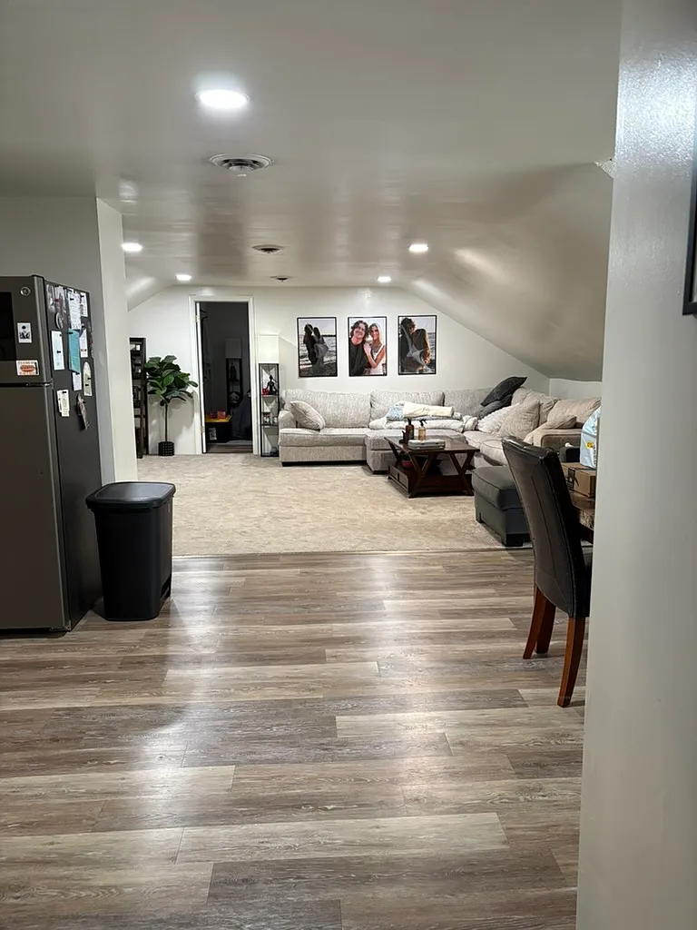 2 bed, 2000 sqft, $1,095 — Photo 1