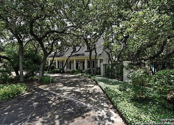 3rd image of 1 Camden Oaks