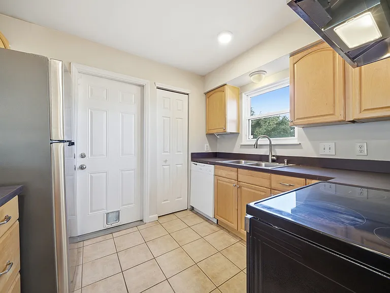 572 Rose Marie Ave — Photo 13