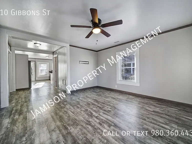910 Gibbons St — Photo 3