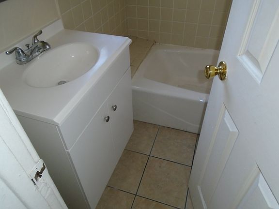 3rd image of 921 E Broadway Fl 2nd