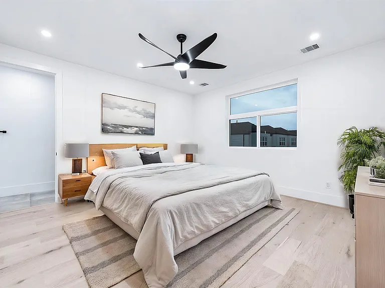319 N Nagle St — Photo 34