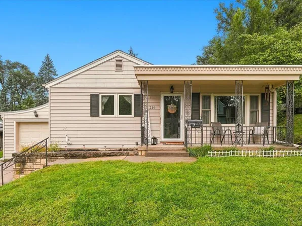 216 Elmwood Dr, Council Bluffs, IA 51503