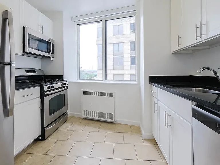 180 Riverside Blvd #10V — Photo 67