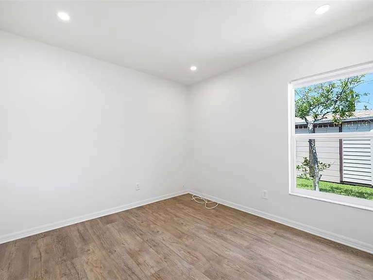 2210 Towering Oaks Cir — Photo 48