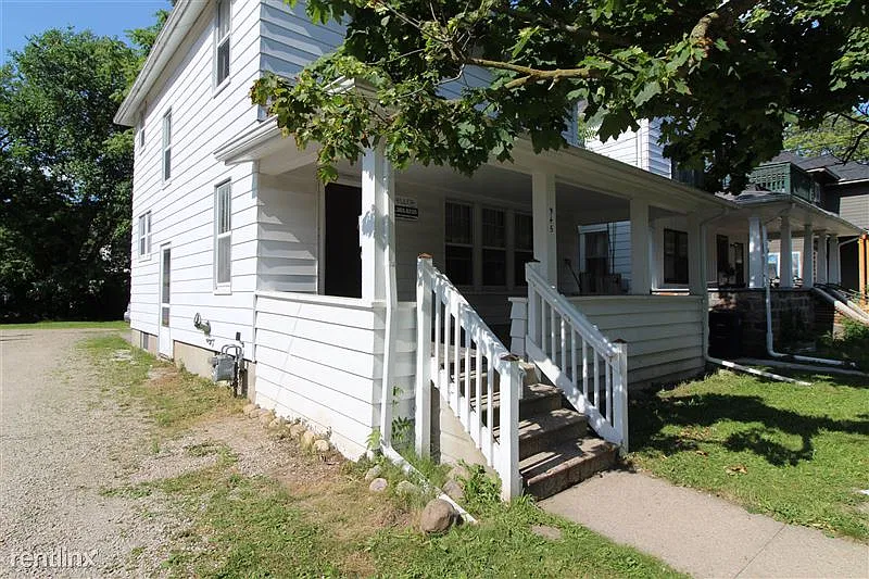 945 Woodlawn - 1 — Photo 2