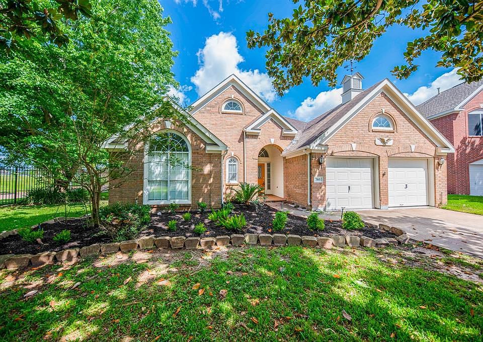 1st image of 703 Acacia Pl