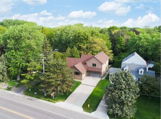 1739 Roselawn Ave W, Roseville, MN 55113