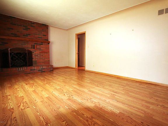 3rd image of 2101 Meadow Lake Dr